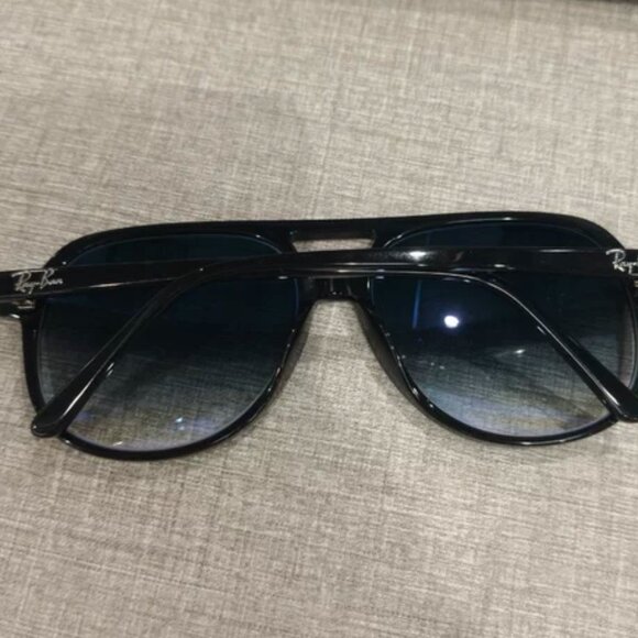 Ray-Ban Sunglasses Aviator Style - Picture 5 of 7